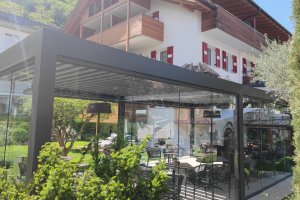 Pergola mit verstellbarem Lamellendach & seitlicher Verglasung, Hotel Rosenbaum, Nals, 2022
