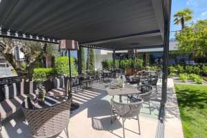 Pergola mit verstellbarem Lamellendach & seitlicher Verglasung, Hotel Rosenbaum, Nals, 2022