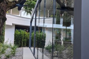 Pergola mit seitlichem Verschluß mit Glasschiebeelementen, Hotel Rosenbaum, Nals, 2022