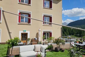 Rollsegel geschlossen auf Hotelterrasse; Grace Hotel St. Moritz Schweiz, 2024