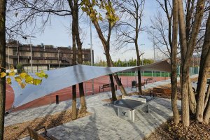 Segel als Sonnenschutz über Tischtennisplatte, Befestigung an Bäumen, Quellenhof Lazise, 2023