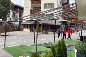 Asymmetrische Stahlkonstruktion für Terrassenbeschattung, Enneberg, Südtirol, 2022