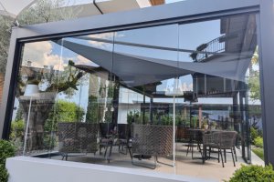 Pergola mit verstellbarem Lamellendach & seitlicher Verglasung, Hotel Rosenbaum, Nals, 2022