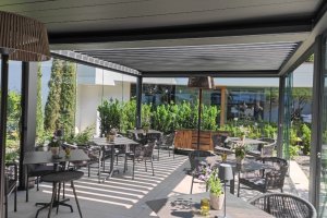 Pergola mit kompletter Verglasung, Ambientelicht, 4,5 x 9 Meter, Boutique Hotel Zum Rosenbaum, Nals