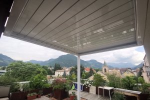 Überdachung mit schwenkbaren Lamellen, Bozen, 2022