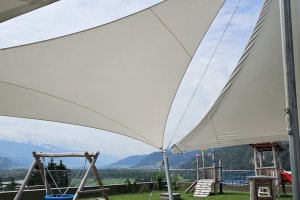 Sonderkonstruktion für Kindergarten - 3-teiliges Hochpunktsegel, Jenbach/Tirol, 2023
