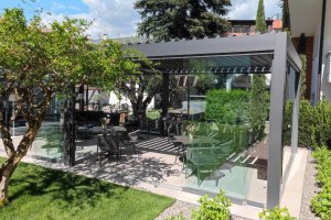 Pergola mit kompletter Verglasung, Ambientelicht, 4,5 x 9 Meter, Boutique Hotel Zum Rosenbaum, Nals
