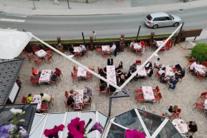 ollsegel Trio geschlossen, Überdachung einer ca. 200m2 Terrasse, Café Konditorei Lorenzoni, Kirchberg/Tirol, 2022