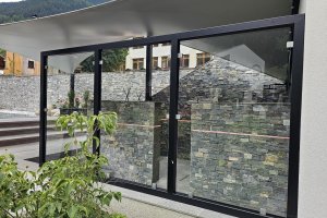 seitlicher Windschutz Jahressegel Stubaierhof; Fulpmes Tirol; 2024