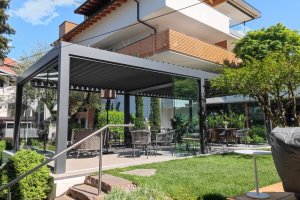 Pergola mit verstellbarem Lamellendach & seitlicher Verglasung, Hotel Rosenbaum, Nals, 2022