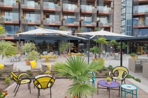 2 Rollsegel öffnen sich für Hotelterrasse, Hotel Muchele, Burgstall, 2022