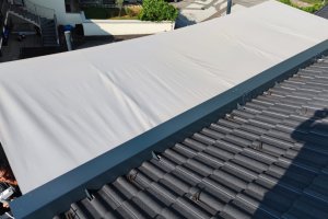 Spezialanfertigung Rollsegel von oben auf Dachterrasse, St.Pauls, 2022