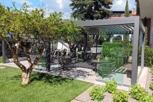 Pergola mit verstellbarem Lamellendach & seitlicher Verglasung, Hotel Rosenbaum, Nals, 2022