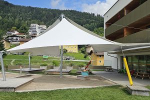 Sonderkonstruktion für Kindergarten - 3-teiliges Hochpunktsegel, Jenbach/Tirol, 2023