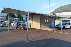 Carport und zugleich Überdachung des Verkaufscontainers, Welt Auto VW, Bozen, 2022