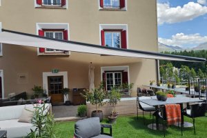 Rollsegel auf Hotelterrasse; Grace Hotel St. Moritz Schweiz, 2024