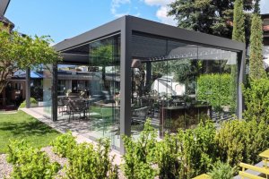 Pergola mit verstellbarem Lamellendach & seitlicher Verglasung, Hotel Rosenbaum, Nals, 2022