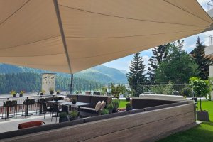 Ansicht von unten Rollsegel auf Hotelterrasse; Grace Hotel St. Moritz Schweiz, 2024