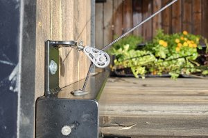 Detailansicht: ntegriertes Zugsystem in quadratischer Säule 80x80cm mit Umlenkung, Privat, Wolkenstein, 2023