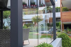 Pergola mit verstellbarem Lamellendach & seitlicher Verglasung, Hotel Rosenbaum, Nals, 2022