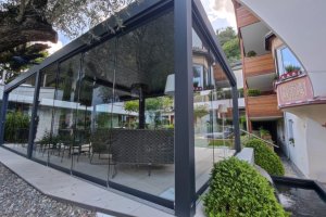 Pergola mit verstellbarem Lamellendach & seitlicher Verglasung, Hotel Rosenbaum, Nals, 2022