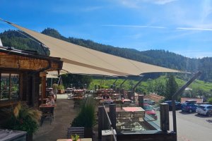 Segel auf Hotelterrasse; Hotel Feuriger Tatzelwurm; Oberaudorf Bayern; 2024