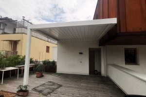 Pergola mit Lammellendach auf Dachterrasse geschlossen, Südtirol, 2021