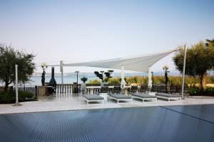 Die Sonnenschirme können jetzt weg... Rollsegel über Outdooressplatz, Privatvilla, Gardasee, 2019