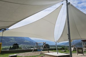 Sonderkonstruktion für Kindergarten - 3-teiliges Hochpunktsegel, Jenbach/Tirol, 2023