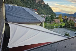 Rollsegel ohne Säule mit 4 Ankerpunkten an bestehender Struktur, Kindergarten Terran, 2024