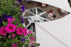 ollsegel Trio offen, Überdachung einer ca. 200m2 Terrasse, Café Konditorei Lorenzoni, Kirchberg/Tirol, 2022