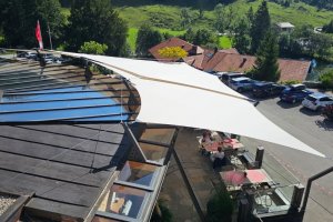 Ansicht von oben Segel auf Hotelterrasse; Hotel Feuriger Tatzelwurm; Oberaudorf Bayern; 2024