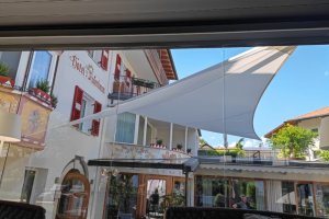 Rollsegel von unten, Hotel Rosenbaum, Nals, 2022