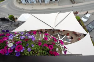 Rollsegel Trio offen, Überdachung einer ca. 200m2 Terrasse, Café Konditorei Lorenzoni, Kirchberg/Tirol, 2022