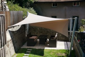 Segel über Sitzecke im Garten mit seitlichem Windschutz, Klausen, Südtirol, 2021