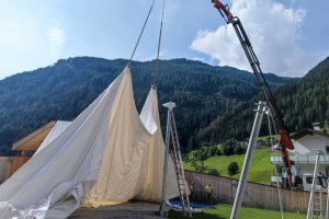 Montage Eventsegel ca. 700m2 Festplatz, Pfunders, 2022