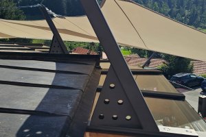 Detailansicht Segel auf Hotelterrasse; Hotel Feuriger Tatzelwurm; Oberaudorf Bayern; 2024