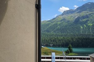 Detailansicht Rollsegel auf Hotelterrasse; Grace Hotel St. Moritz Schweiz, 2024