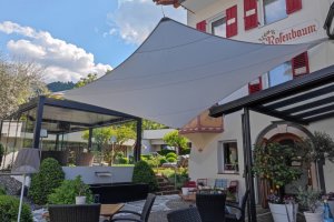 Duo aus Rollsegel & Pergola, Hotel Rosenbaum, Nals, 2022