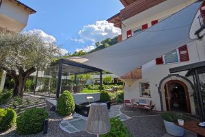 Duo aus Pergola & Rollsegel, Hotel Rosenbaum, Nals, 2022