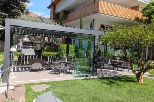 Pergola mit verstellbarem Lamellendach & seitlicher Verglasung, Hotel Rosenbaum, Nals, 2022