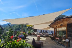 Ansicht von innen - Segel Trio auf Hotelterrasse; Hotel Feuriger Tatzelwurm; Oberaudorf Bayern; 2024