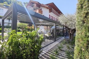 Pergola mit verstellbarem Lamellendach & seitlicher Verglasung, Hotel Rosenbaum, Nals, 2022