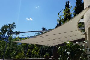 Segel als Sonnenschutz unter Weinreben, Bozen, Südtriol 2015