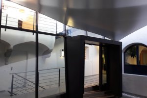 Stahlkonstruktion in Kombination mit Segel, Innenhof Raiffeisenkasse Sterzing, Südtriol, 2017