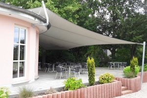 Terrassensegel unter Bäumen, Landgut Schill, Osthofen, Rheinland-Pfalz, 2016