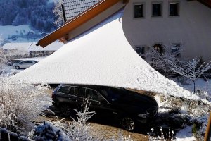 Eingang - Parkplatz Überdachung in Vintl mit Schnee