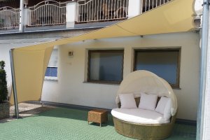 Segel mit seitlichem Sichtschutz, Hotel Lechner, Dorf Tirol, 2015