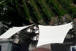 2 Segel von oben auf Gästeterrasse, Preidlhof Luxury Resort, Naturns, Südtirol, 2017