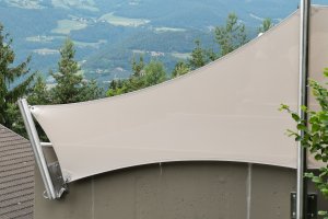 Segel als seitlicher Sichtschutz vor Pool, Ansicht von hinten, Völs am Schlern, Südtirol, 2019